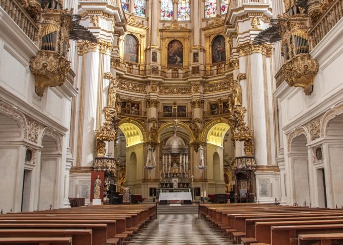 Archivo - Interior de la Catedral de Granada.