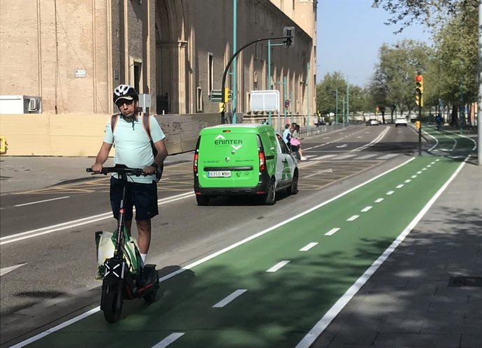 Archivo - Un patinete en un carril-bici