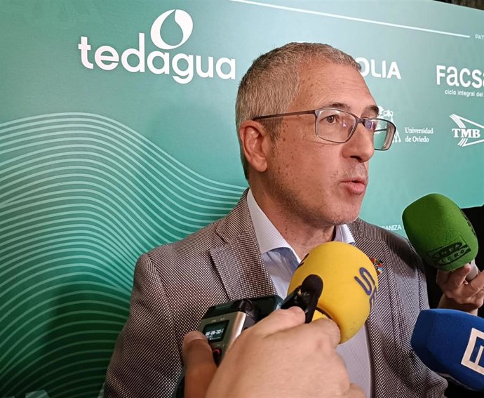 El secretario de Estado de Medio Ambiente, Hugo Morán, antes de participar en la clausura del Congreso 'Hablemos de agua', organizado por el Clúster del Agua del Principado, en el Teatro de la Laboral, en Gijón.