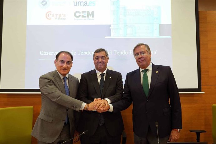 El rector, Teodomiro López Navarrete; el presidente de CEM, Javier González de Lara, y el presidente de la Cámara de Comercio de Málaga, José Carlos Escribano, firman un acuerdo para un observatorio empresarial.