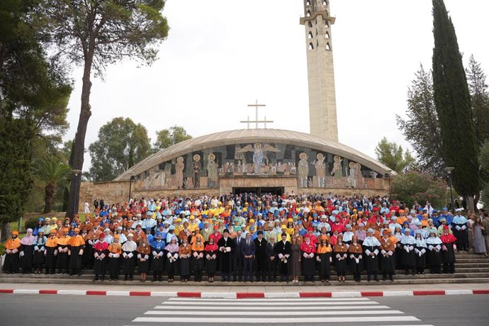 Paradela y Torralbo (centro), junto a otras autoridades, en la foto de familia tras el acto de inauguración del curso en la Universidad de Córdoba.