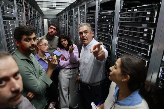El vicepresidente de Operaciones Técnicas y Plataforma del Grupo Ionos, Olof Sandstom, enseña el centro de datos a los periodistas