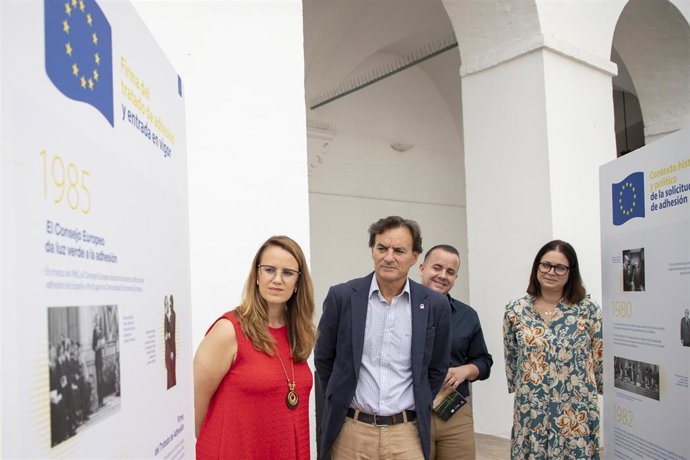 La delegada de Desarrollo Tecnológico, Transformación Digital y Juventud de la Diputación de Córdoba, Sara Alguacil (izda.), visita la exposición itinerante 'Andalucía, 40 años creciendo en Europa: del tratado a la transformación'.
