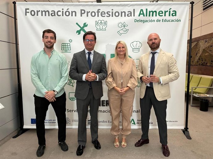 Representantes de la Junta durante la jornada sobre Formación Profesional y empresa en Almería.