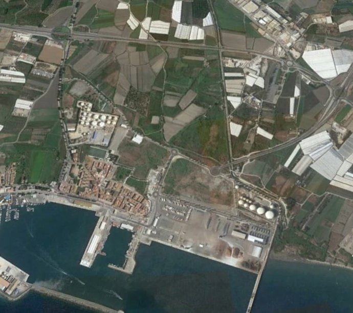 Archivo - Vista aérea del Puerto de Motril y su entorno.