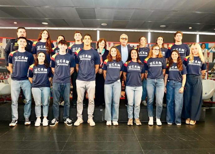 Foto de familia tras la presentación de los 15 nuevos deportistas de la alianza COE-UCAM