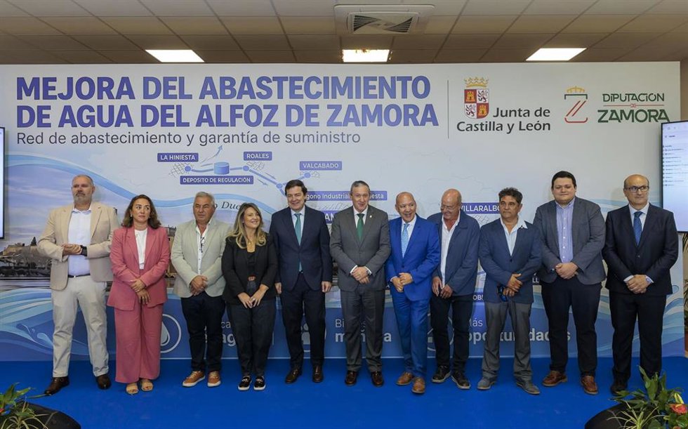 Foto de familia de las autoridades que han arropado a Mañueco en Morales de Toro.