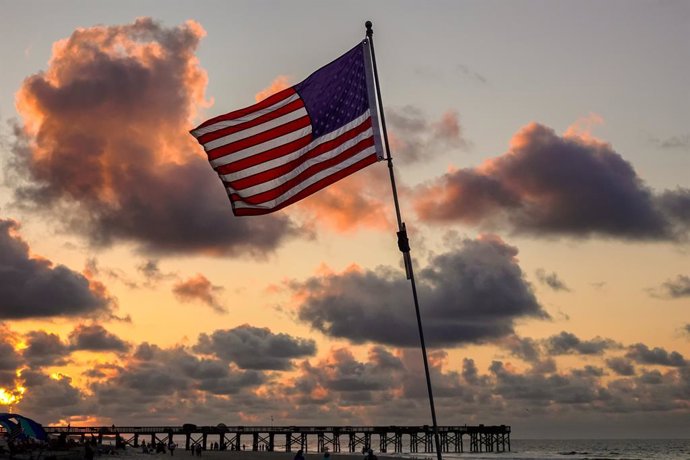 Archivo - 04 July 2026, US, Isle Of Palms: An American flag flutters on the beach as the sunrises on the 250th anniversary of American Independence. Photo: Richard Ellis/ZUMA Press Wire/dpa