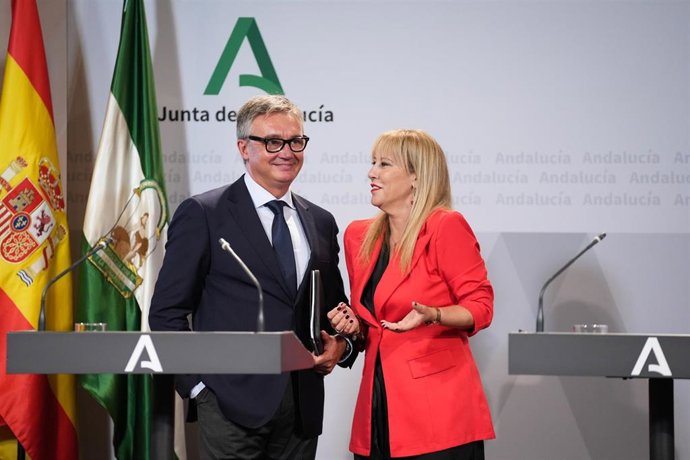 La vicepresidenta tercera y consejera de Economía, Hacienda y Fondos Europeos, y portavoz del Gobierno andaluz, Carolina España, junto al vicepresidente segundo y consejero de Turismo, Justicia, Desregulación y Administración local, Manuel Gavira, durante
