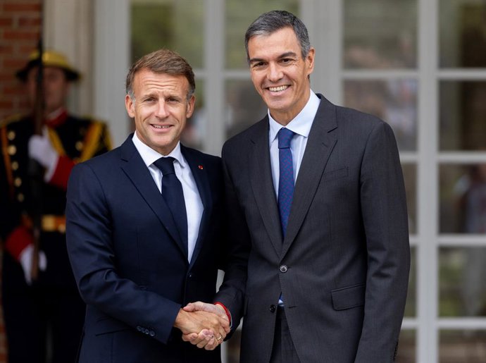 El presidente del Gobierno, Pedro Sánchez (d), recibe al presidente de la República Francesa, Emmanuel Macron (i), a 30 de septiembre de 2026, en Madrid (España). Macron se encuentra en España de visita oficial, la primera de un mandatario francés desde l