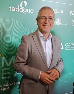 El secretario de Estado de Medio Ambiente, Hugo Morán, antes de participar en la clausura del Congreso 'Hablemos de agua', organizado por el Clúster del Agua del Principado, en el Teatro de la Laboral, en Gijón.