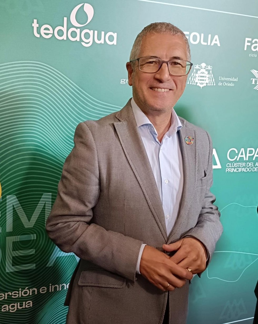 El secretario de Estado de Medio Ambiente, Hugo Morán, antes de participar en la clausura del Congreso 'Hablemos de agua', organizado por el Clúster del Agua del Principado, en el Teatro de la Laboral, en Gijón.