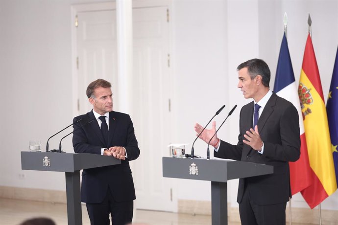 El presidente del Gobierno, Pedro Sánchez (d), y el presidente de la República Francesa, Emmanuel Macron (i), ofrecen una rueda de prensa conjunta tras mantener una reunión, a 30 de septiembre de 2026, en Madrid (España). Macron se encuentra en España de 