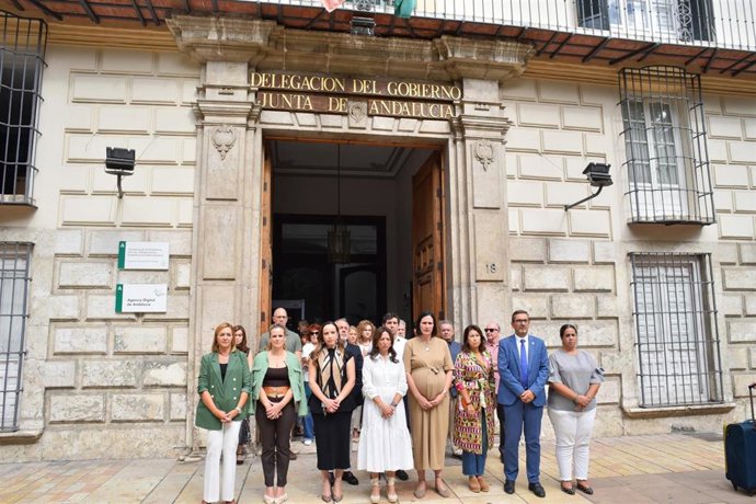 Minuto de silencio en la sede de la Delegación del Gobierno de la Junta de Andalucía en Málaga.