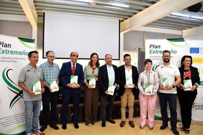 Foto de familia tras la presentación del Plan Extremeño de Indicación y Prescripción del Ejercicio Físico (Peipef)