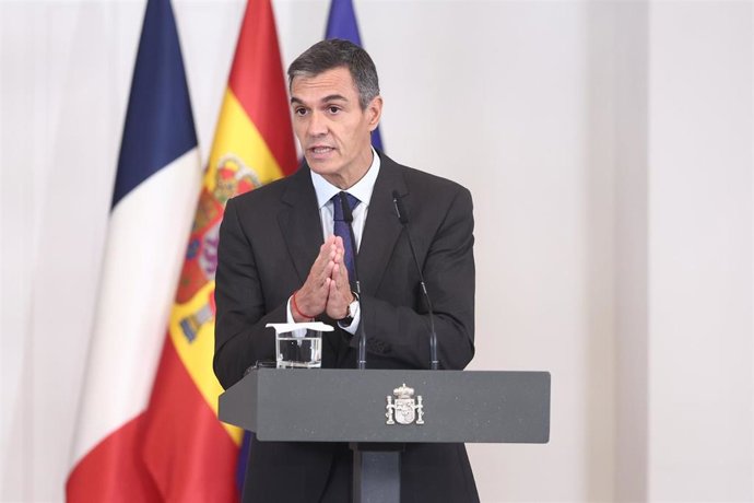 El presidente del Gobierno, Pedro Sánchez, y el presidente de la República Francesa, Emmanuel Macron, ofrecen una rueda de prensa conjunta tras mantener una reunión, a 30 de septiembre de 2026
