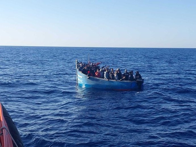 Salvamento Marítimo intercepta una patera con 52 migrantes a unas trece millas de Lanzarote