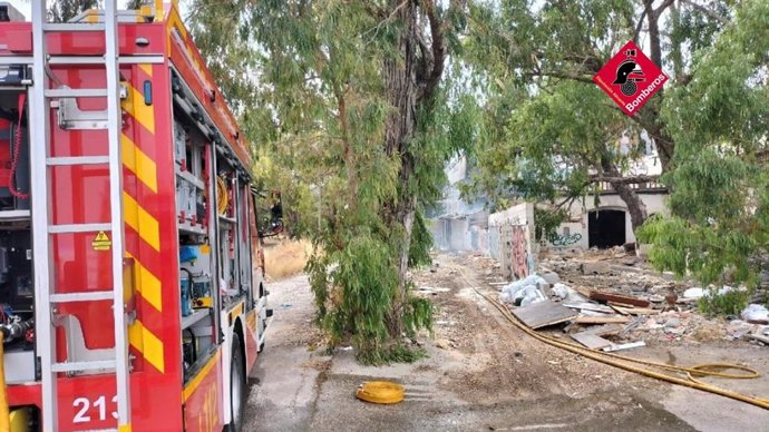 Imatge dels treballs dels bombers per l'incendi en un edifici abandonat a Benidorm