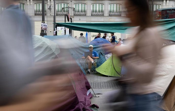 Cientos de personas durante la acampada por la vivienda, en la Puerta del Sol, a 30 de septiembre de 2026, en Madrid (España).