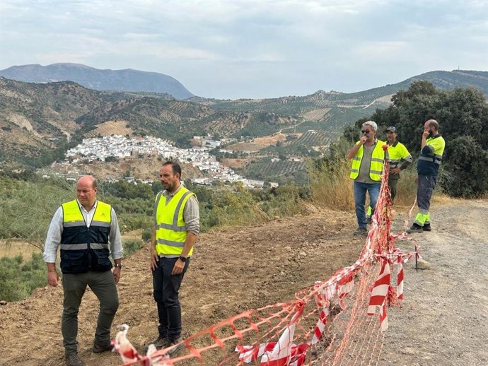 El delegado Óscar Curtido en una de las vías pecuarias de Torre Alháquime.