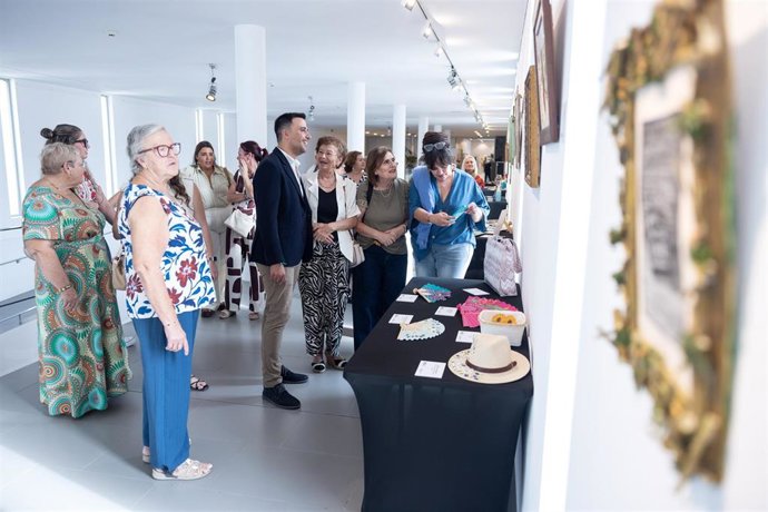 El diputado de Mayores de la Diputación de Málaga, José Santaolalla, visitando la exposición 'Arte Mayor'