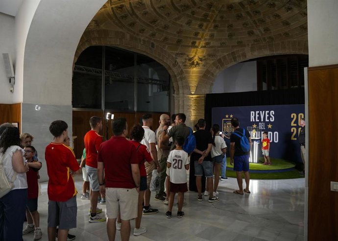 Exposición 'Reyes del Mundo' en el Parlamento de Andalucía.