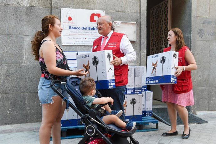 Archivo - El fundador y presidente de Fundación Madrina, Conrado Giménez Agrela, entrega un ventilador donado a una persona en riesgo de exclusión, en Madrid.
