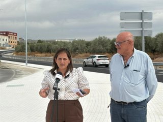 Carmen Granados y Jorge Jiménez, junto a la la carretera A-3133 a su paso por La Rambla.