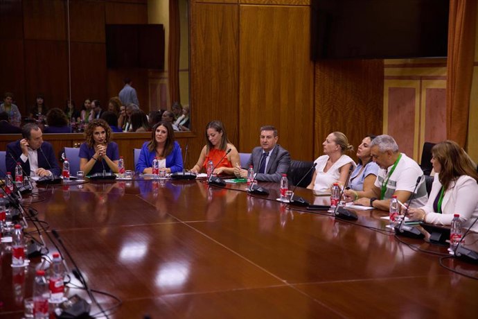 Reunión del Grupo Parlamentario Socialista con colectivos de personas mayores.