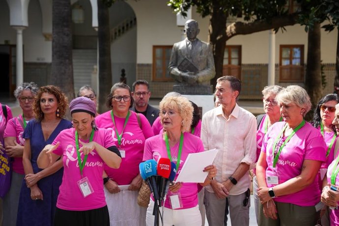 La presidenta de Amama, Ángela Claverol, lee una declaración impulsada por el PSOE-A, Adelante Andalucía y Por Andalucía en apoyo a las afectadas por los fallos en los cribados en el Parlamento de Andalucía.