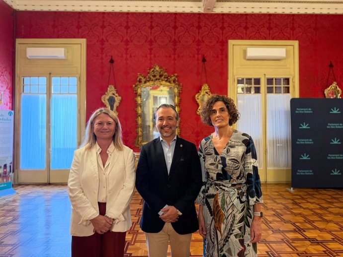 Núria Riera, Fernando Rubio y Margalida Pocoví, en el Parlament.