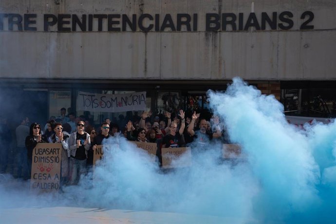 Archivo - Funcionarios protestan con carteles durante una concentración frente al Centro Penitenciario Brians 2, a 22 de marzo de 2024, en Sant Esteve de Sesrovires, Barcelona, Catalunya (España). 