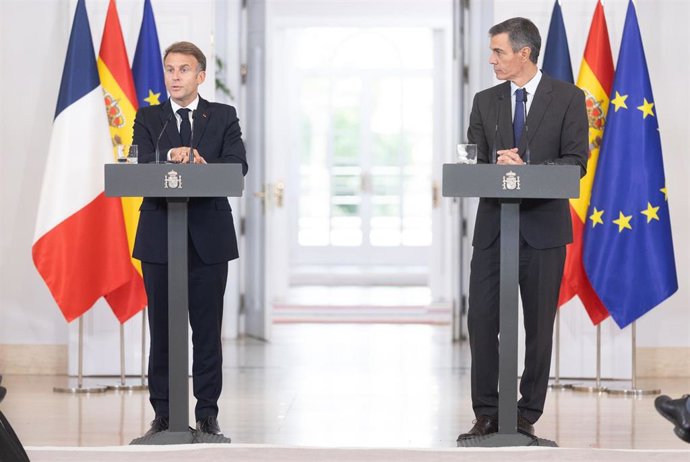 El presidente del Gobierno, Pedro Sánchez (d), y el presidente de la República Francesa, Emmanuel Macron (i)