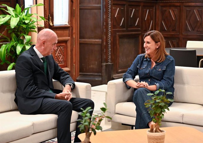 L'alcaldessa de València, María José Catalá, i el regidor de Vox José Gosálbez que serà el portador de la Senyera en la Processó Cívica del pròxim 9 d'Octubre