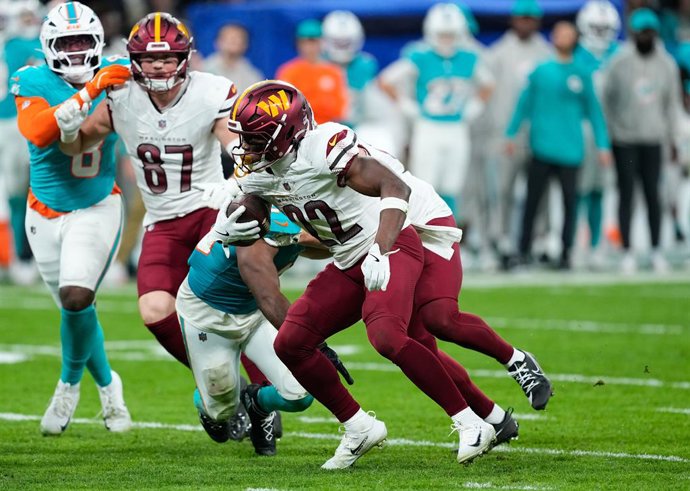 Archivo - Jacory Croskey-Merritt of the Washington Commanders runs with the ball during the National Football League (NFL) 2025 Madrid Game, match played between Miami Dolphins and Washington Commanders at Bernabeu stadium on November 16, 2025, in Madrid,