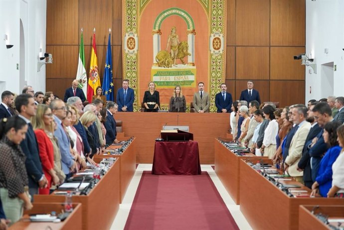 Diputados en el Pleno del Parlamento andaluz.