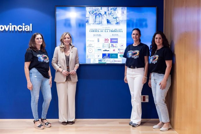 La diputada provincial de la Diputación de Málaga María del Carmen Martínez junto a la concejala de Cultura y Educación de Cortes de la Frontera, María Gutiérrez, en la presentación de la VII edición de su concurso de pintura rápida al aire libre.