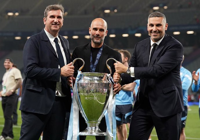 Archivo - Arquivo - 10 de junho de 2023, Turquia, Istambul: O técnico do Manchester City, Pep Guardiola, o presidente Khaldoon Al Mubarak e o diretor executivo Ferran Soriano com o troféu da Liga dos Campeões da UEFA após a vitória sobre o Inter de Milão 