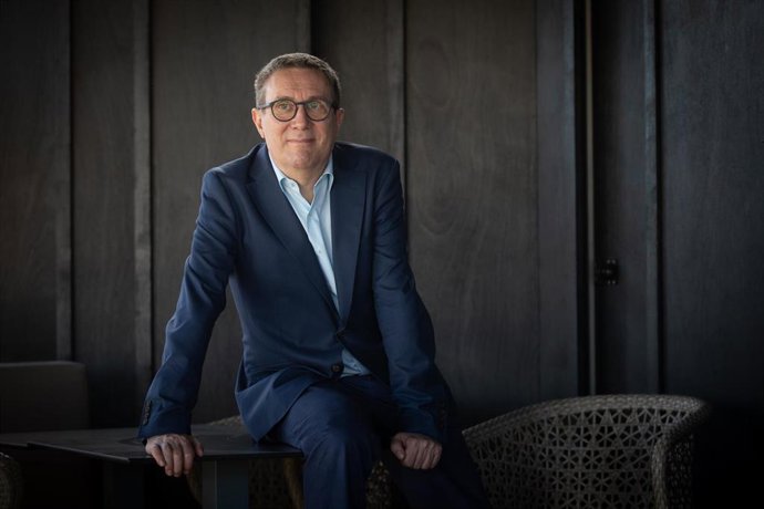 Archivo - El escritor Luisgé Martín posa a la cámara tras recibir el 38 Premio Herralde de Novela, en el Hotel Condes de Barcelona, Catalunya, (España), a 2 de noviembre de 2020. Martín ha resultado ganador con la obra 'Cien noches', que fue presentada al