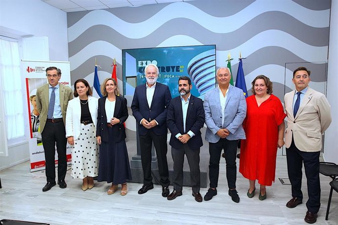 El primer teniente de alcaldesa del Ayuntamiento de Jerez, Agustín Muñoz, el secretario general de la Federación Provincial de Agrupaciones de Empresarios de la Construcción de Cádiz, Jorge Fernández-Portillo; y la CEO de Eventur, Virginia Lasunción