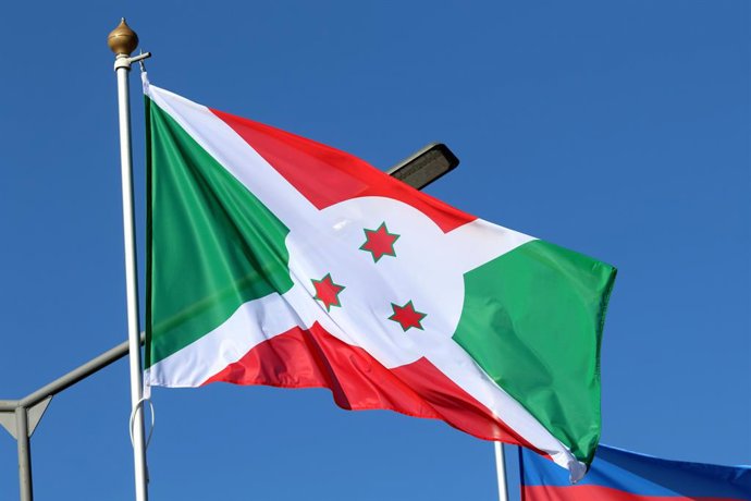 Archivo - Imagen de archivo de la bandera de Burundi.