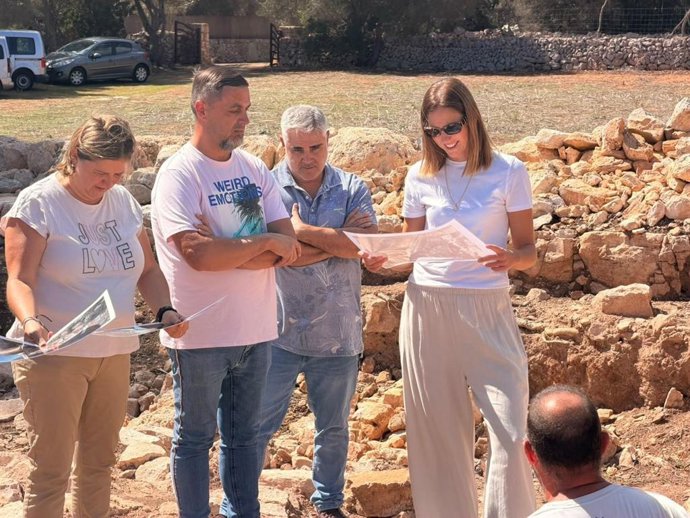 La vicepresidenta del Consell de Mallorca y consellera de Cultura y Patrimonio, Antònia Roca, en su visita a las 'talaies' de Can Jordi, en Santanyí, mirando un plano.