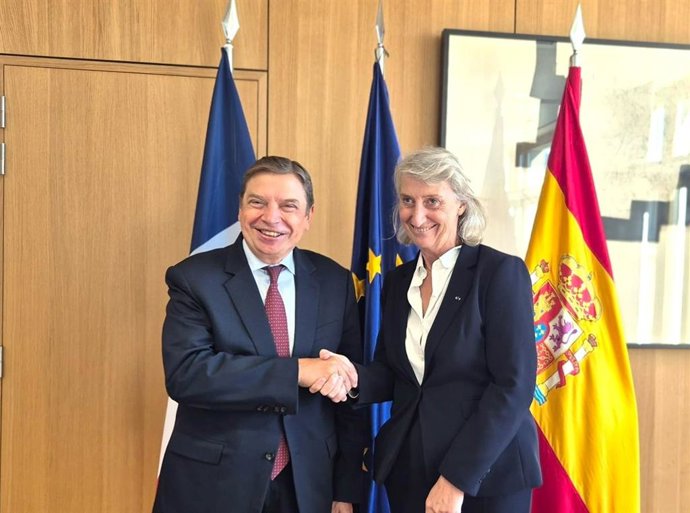 El ministro de Agricultura, Pesca y Alimentación, Luis Planas, y la titular delegada del Mar y de la Pesca de Francia, Catherine Chabud,