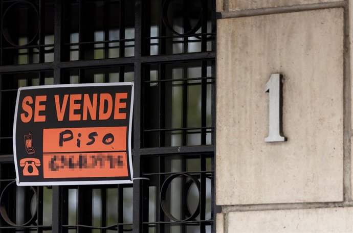 Archivo - Arxiu - Vista d'un cartell de 'Es ven' en un portal d'un edifici