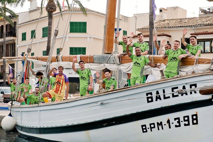 El Illes Balears Palma Futsal, a bordo de la histórica embarcación La Balear para su foto oficial.