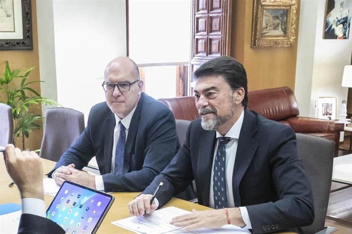Archivo - El alcalde de Alicante, Luis Barcala (d), y el vicealcalde de la ciudad, Manuel Villar (i), en una imagen de archivo