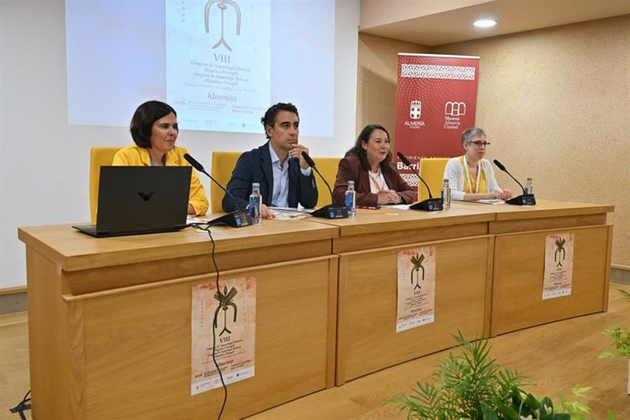 Mesa inaugural del VIII Congreso de Arqueología Medieval de España y Portugal en el Yacimiento Barrio Andalusí de Almería.