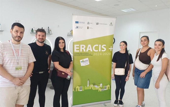 Participantes en uno de los talleres de Eracis+ en Puerto Serrano.