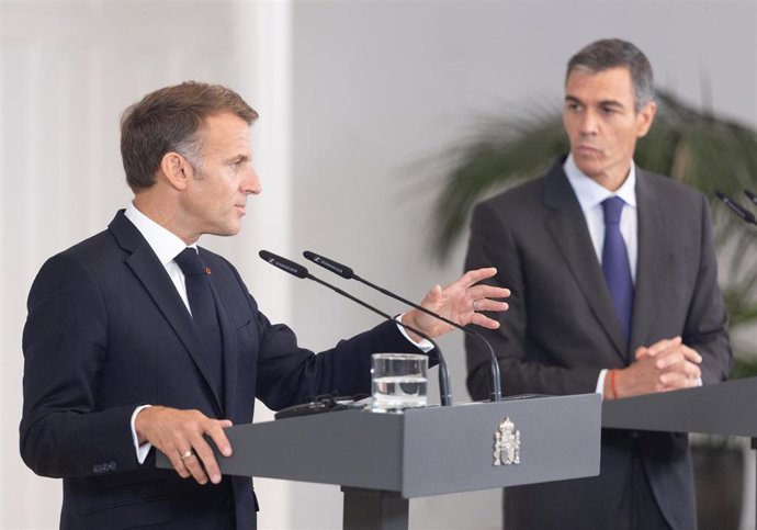 El presidente del Gobierno, Pedro Sánchez (d), y el presidente de la República Francesa, Emmanuel Macron (i), ofrecen una rueda de prensa conjunta tras mantener una reunión, a 30 de septiembre de 2026, en Madrid (España). 
