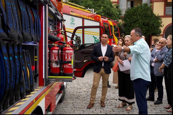 El diputado Gonzalo Domínguez, en la entrega de tres coches de bomberos a los parques de Sanlúcar, Cantillana y Écija, por parte del Consorcio Provincial